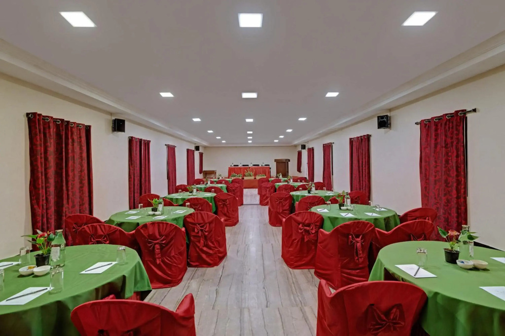 OYO Premium Golf Club Road
