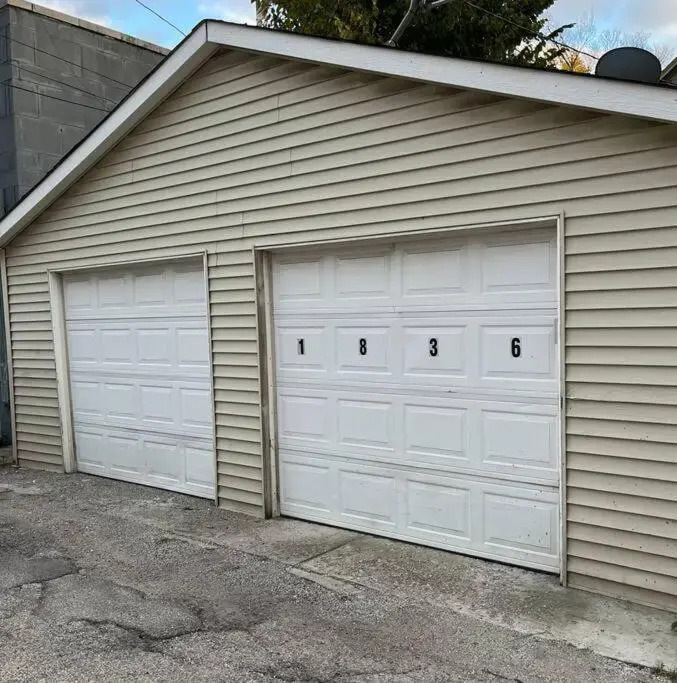 Trendy West Town Flat - 2 bed / 1.5 bath w parking