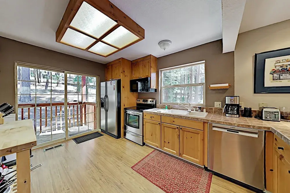 Tranquil Big Deck, Pool Table, Near Trails 3 Bedroom Home