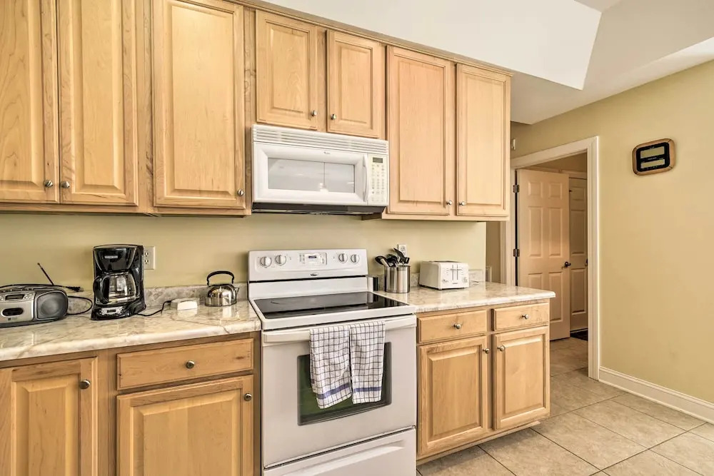 Stunning Sunset Beach Condo: 3 Mi to Beach!