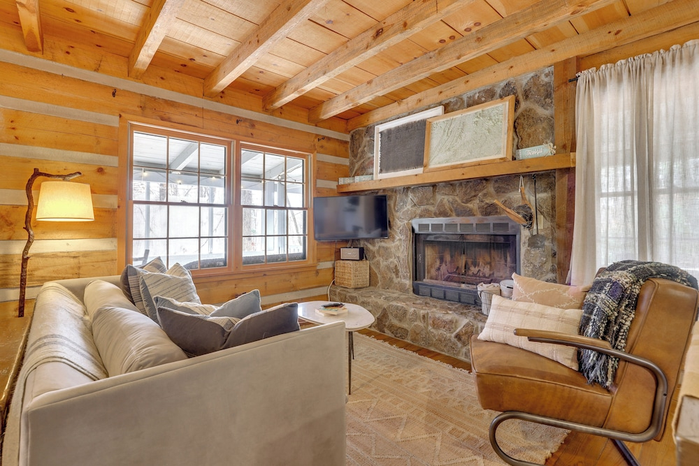 'peace of Aska' Cabin w/ Hot Tub & Fire Pit!