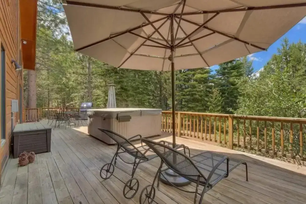 Black Bear by Avantstay Spacious Viking Lodge in Tahoe Donner w/ Game Room & Hot Tub!
