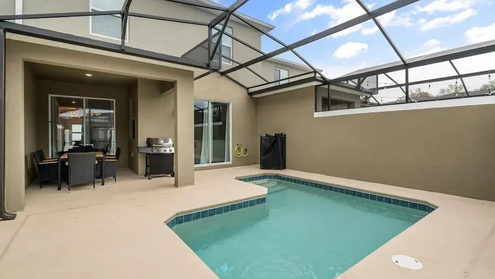 Contemporary Townhouse w BBQ & Pool Sleeps 12