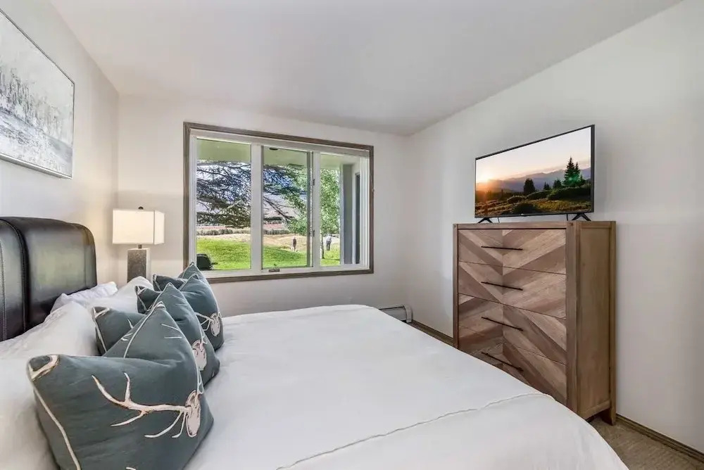 Stunning Renovated 2 Bedroom in Arrowhead Village! Studio Condo