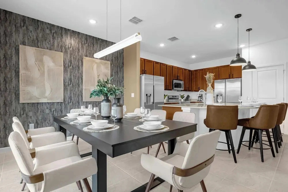 Upstay - Lively Mansion w Pool, Theater, Games
