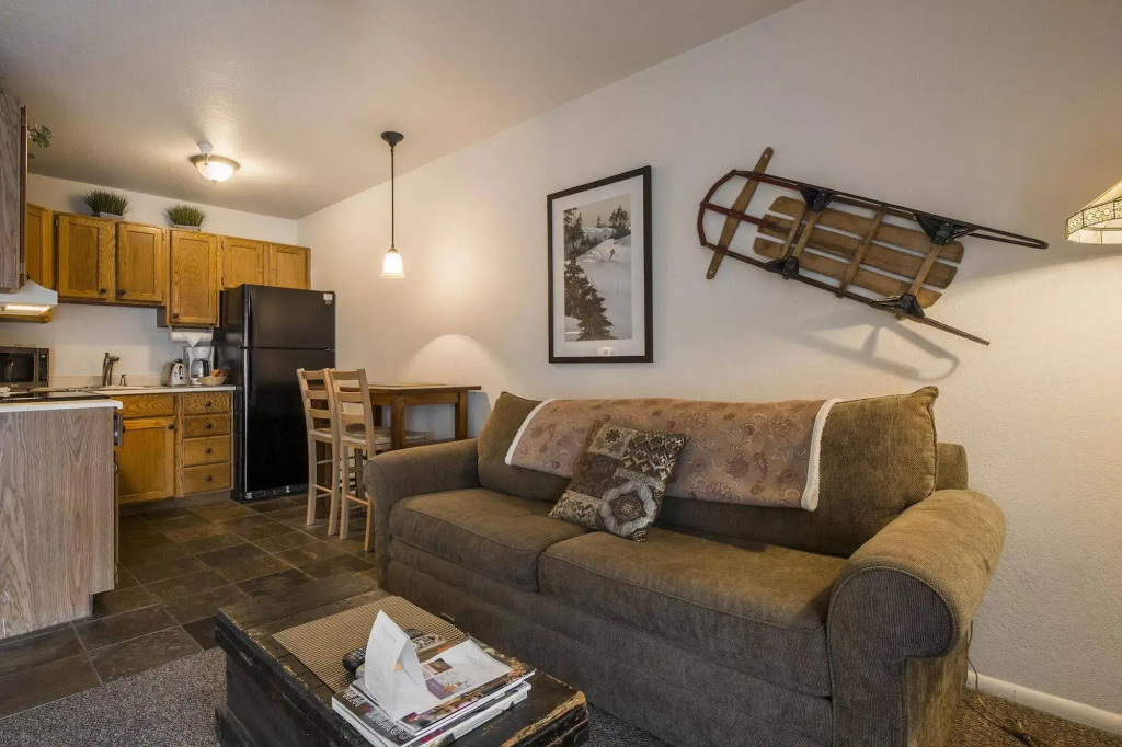 Carriage House Condominiums by All Seasons Resort Lodging
