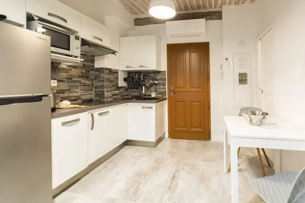Great brand new 1 bedroom apartment in the center of old Antibes