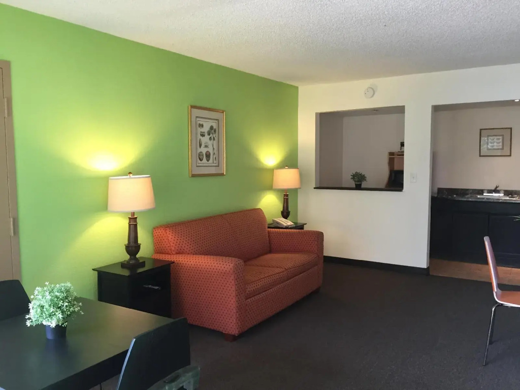 Roomba Inn & Suites - Kissimmee