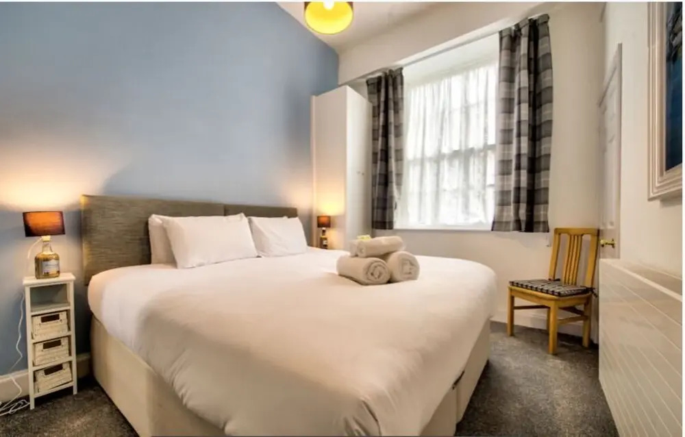 Spacious and Stylish 4-Bed Georgian Apartment