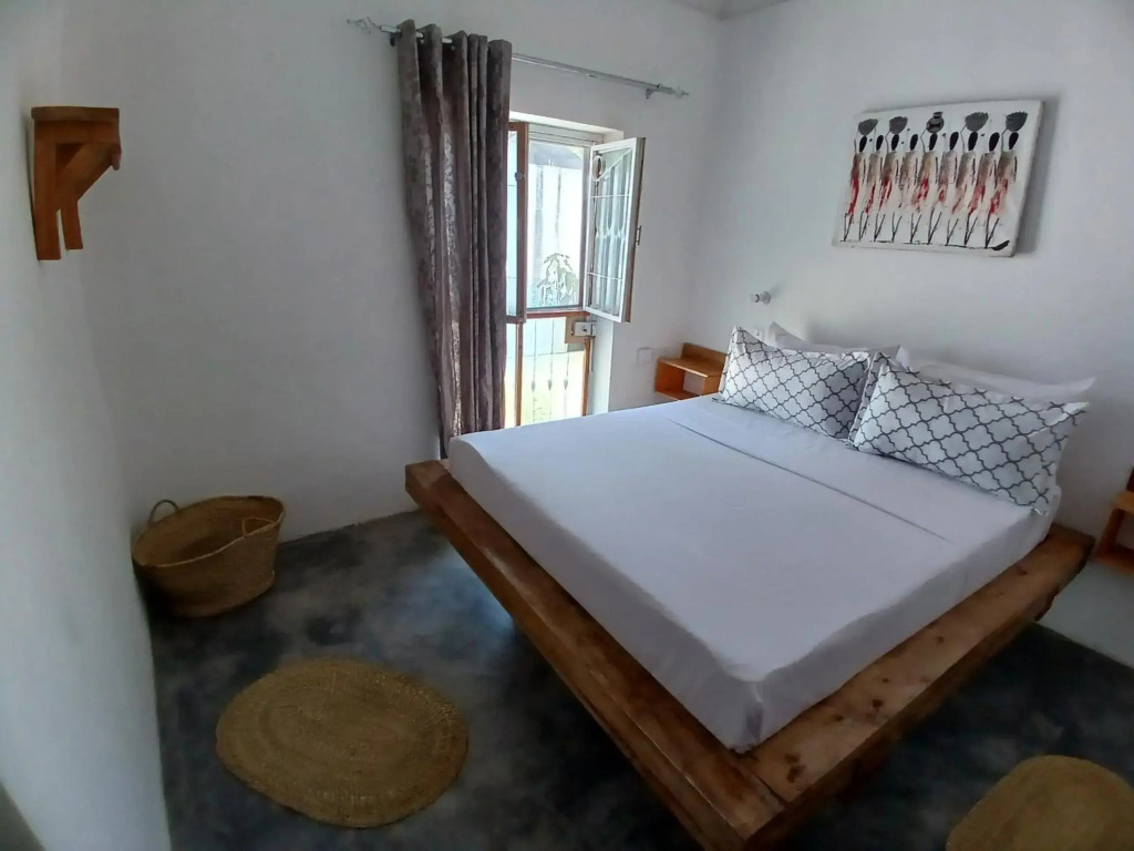 Private 2 bedrooms apt with WIFI only few steps to the beach