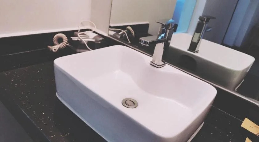 Simons Travelling With Hotel