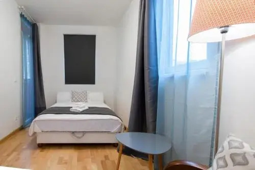 Modern 3 Br Apt with Balcony