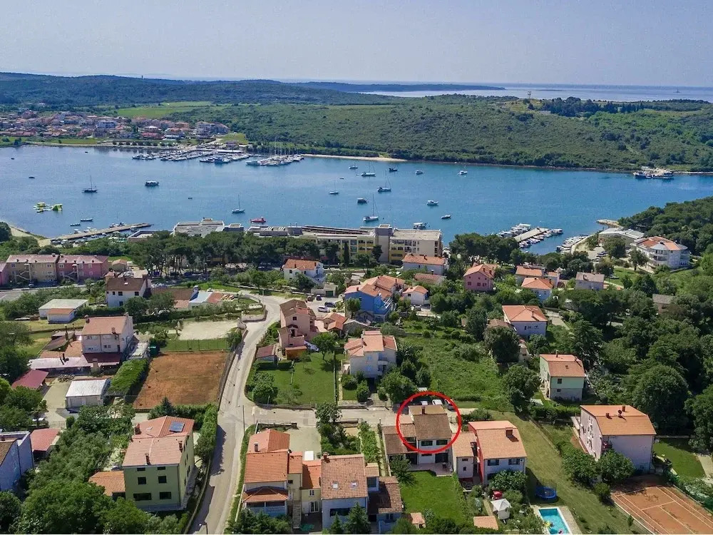 Modern and Well-kept Apartment Within Walking Distance of Restaurant and Beach Banjole