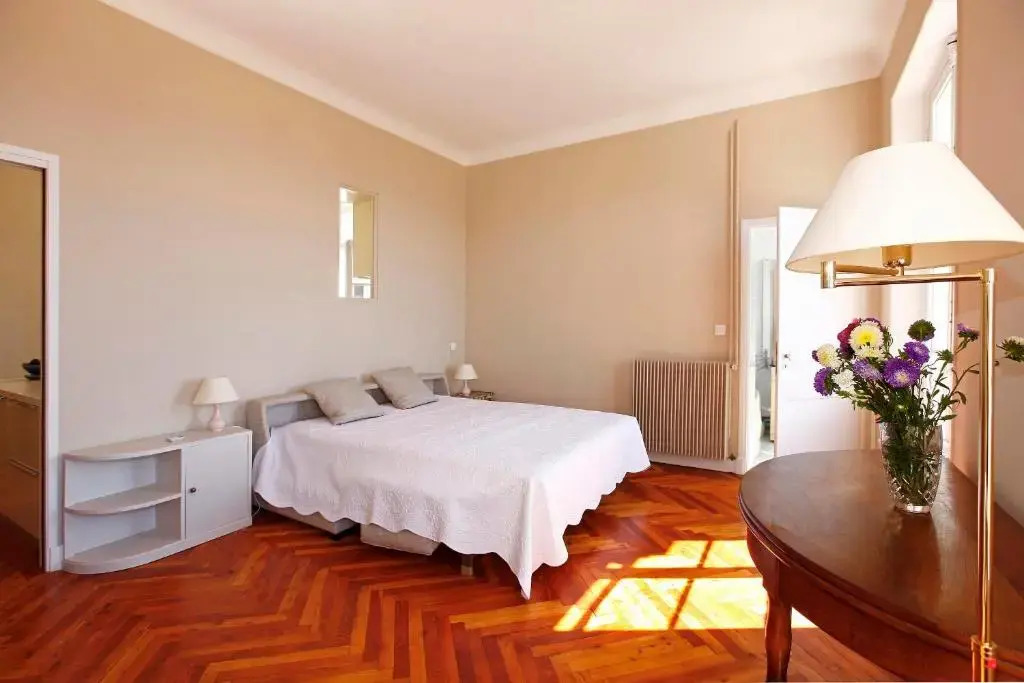 PALMERAIE - Magnifique appartement dépoque avec Vue Mer 4 personnes avec terrasse Le Port Nice