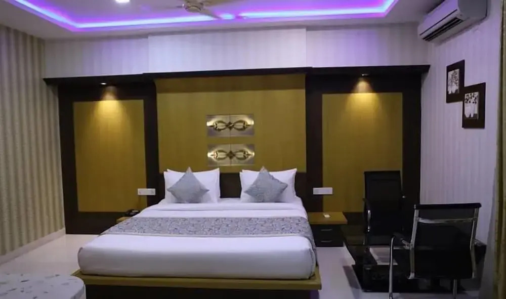 Iroomz Hotel SR Grand
