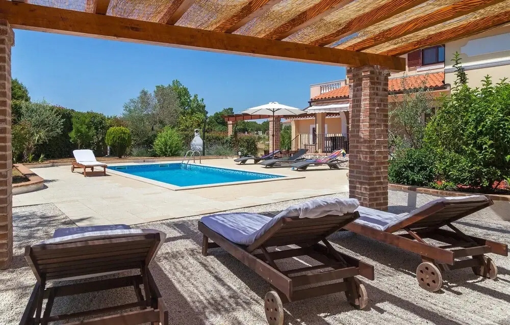 Stunning Home in Loborika With Wifi and 6 Bedrooms