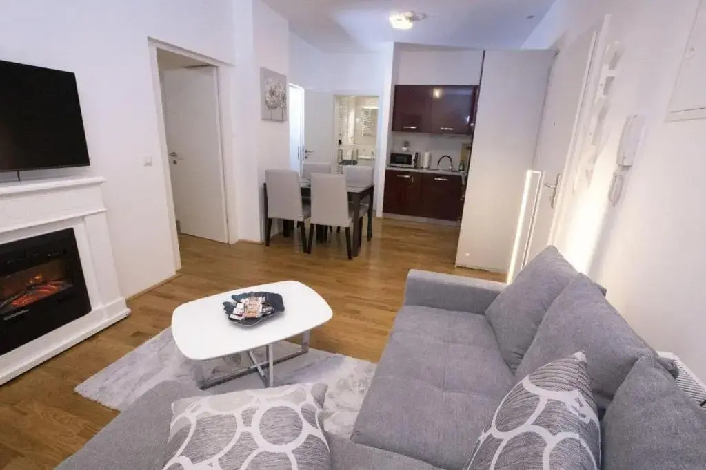 Next to City Center and Central Station, Apt. 10