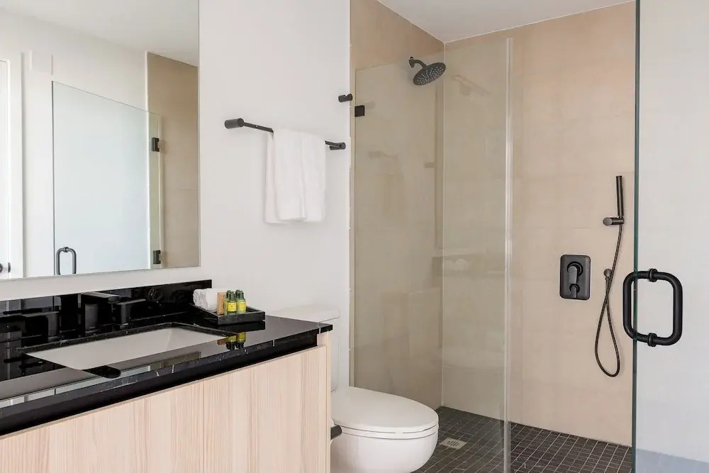 District 225 • 2 BD/2BTH • 20th Fl • Free Spa