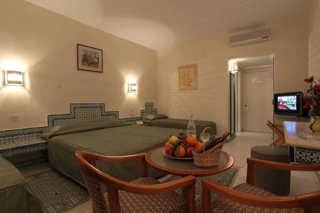 Hotel Venice Beach- Families and Couples Only