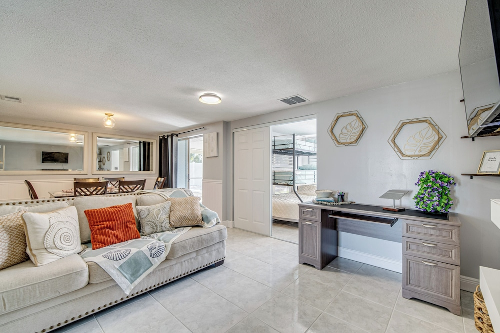 6 Mi to Hudson Beach! Pet-friendly Retreat w/ Yard