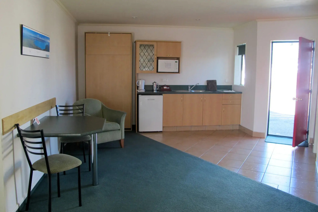 The Lakes Motel
