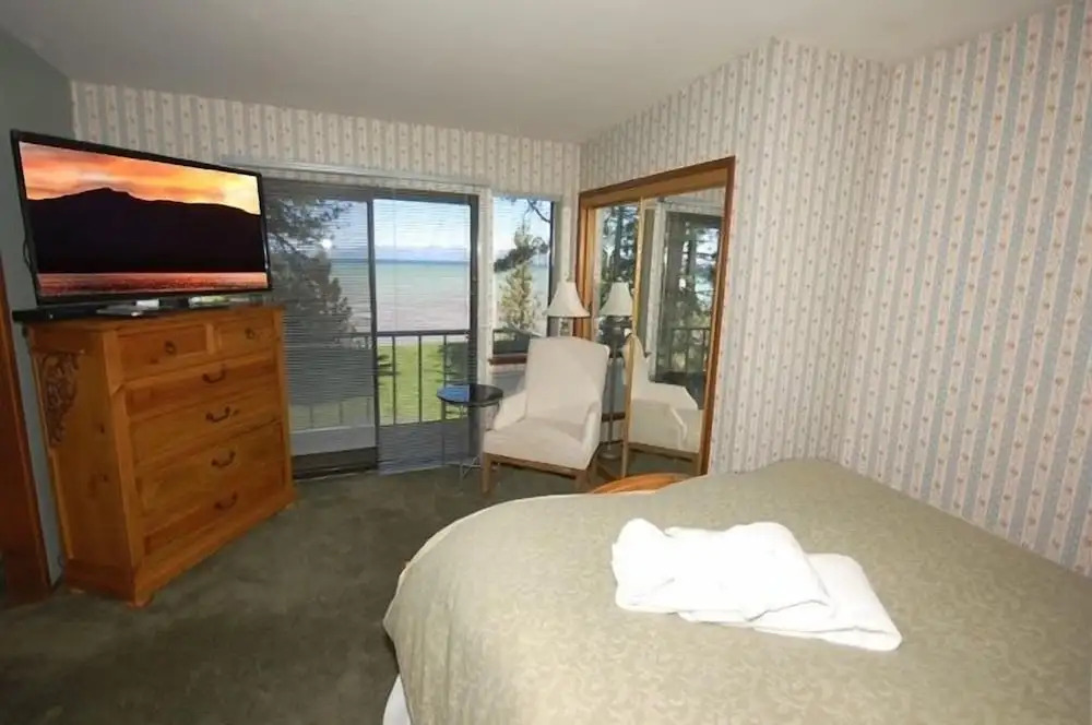 771 Lakeview Avenue 4 Bedroom Home by RedAwning