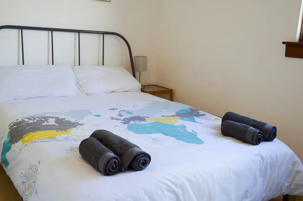 Colourful 2 Bedrooms Apartment Near Leith Walk