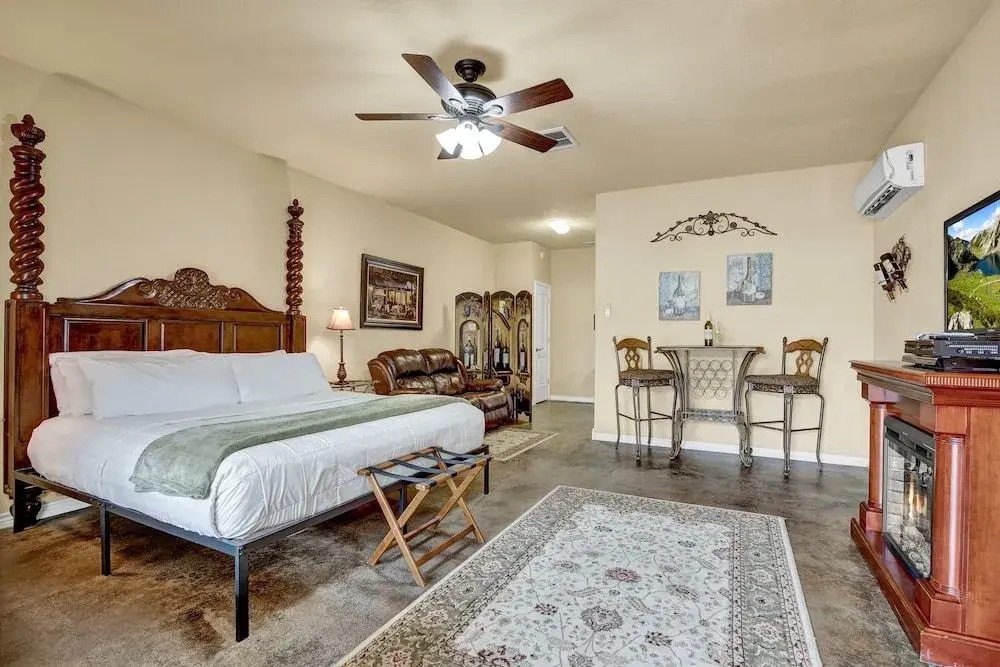 Romantic Oasis W/hot Tub Near Fred and Wineries!