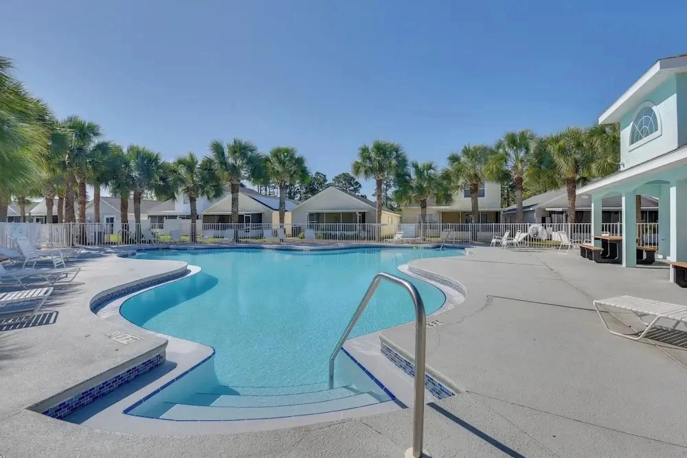1 Mi From Beach, Private Yard + Community Pools