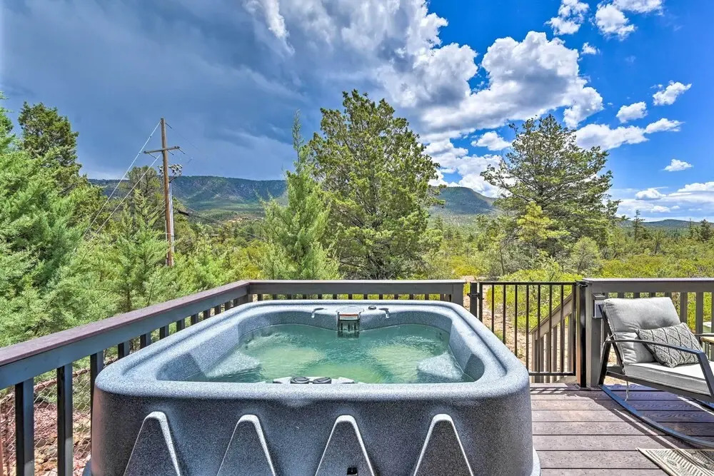 Hot Tub & Views: 'mountain High Pines Retreat'