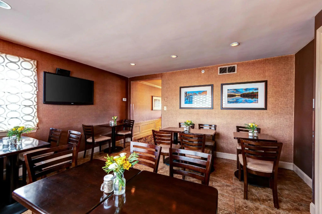 Port Inn and Suites Portsmouth, an Ascend Collection Hotel