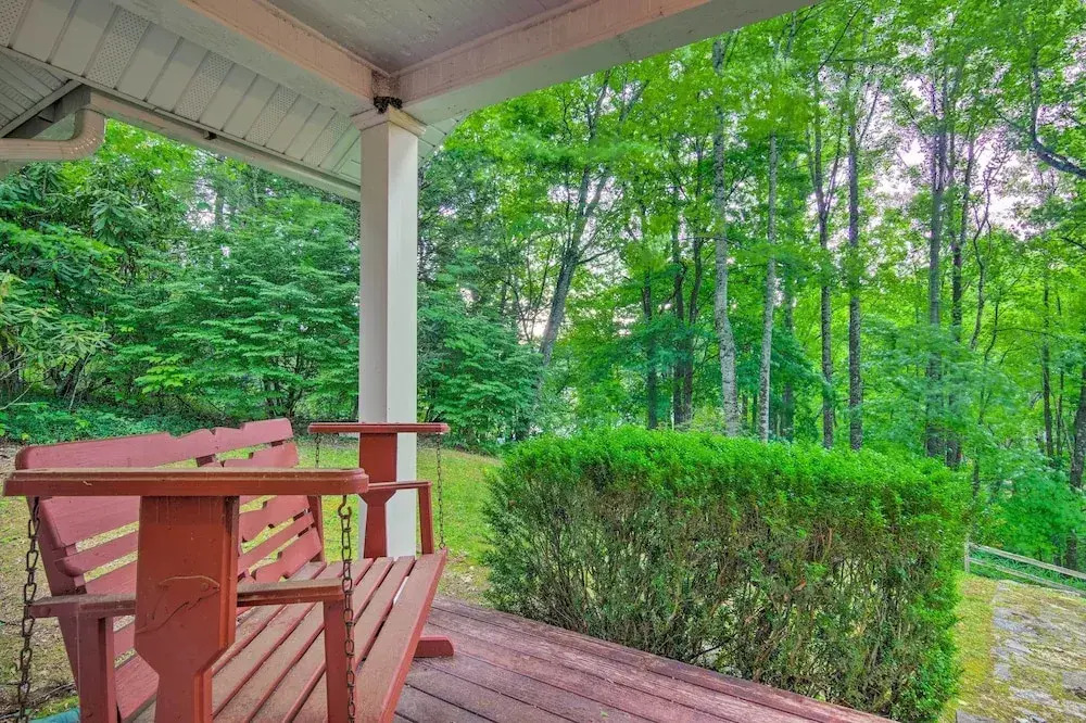 Rustic Linville Falls Cottage w/ Fire Pit!