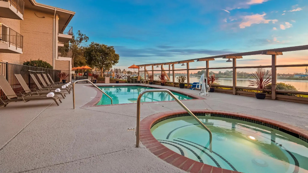 Executive Inn & Suites Embarcadero Cove
