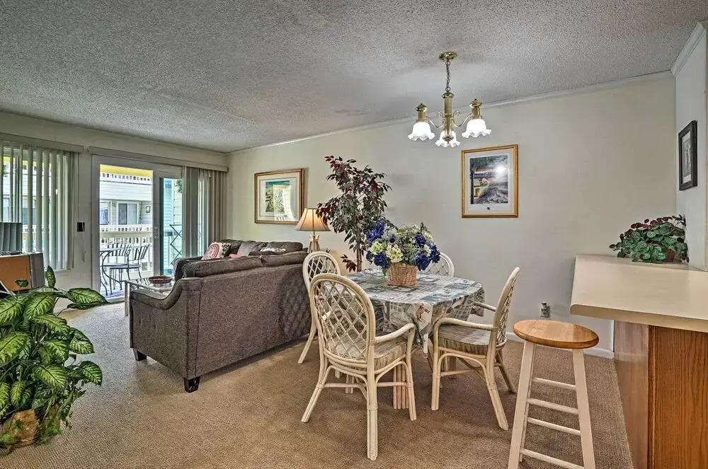 Coastal Condo With Pool Access - Walk To Beach!