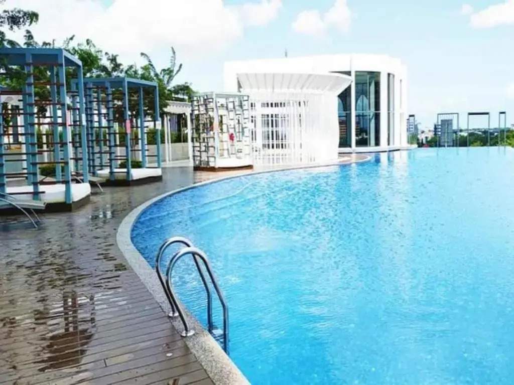 Zulanie Suite Troika Residence, SPACIOUS AND COZY WITH POOL, Free Wifi & Netflix in Golden Triangle of Kota Bharu