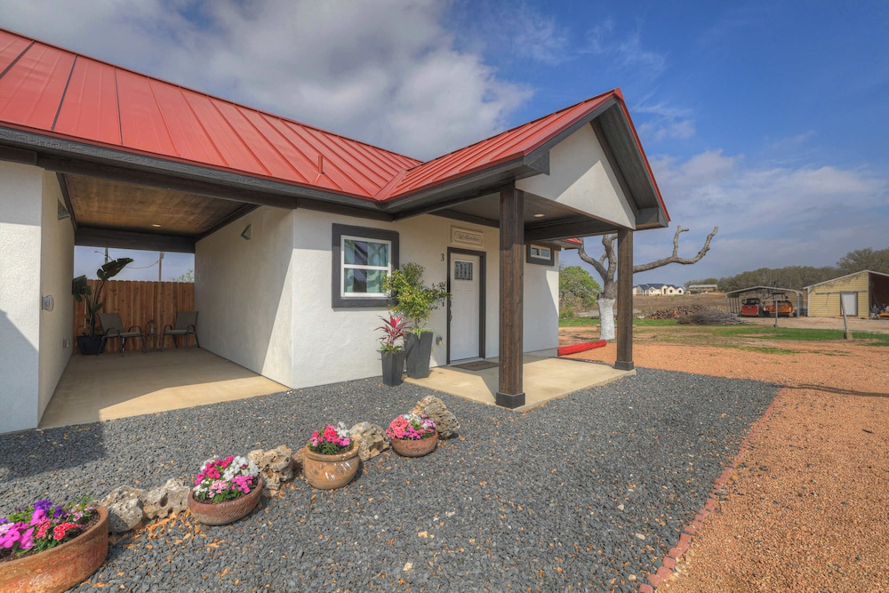 Live Oak Cabins-sleeps 8 W/hot-tubs
