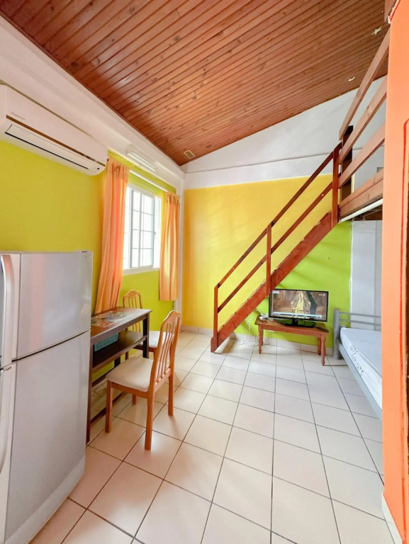 Studio avec vue sur la ville balcon et wifi a Fort de France a 1 km de la plage