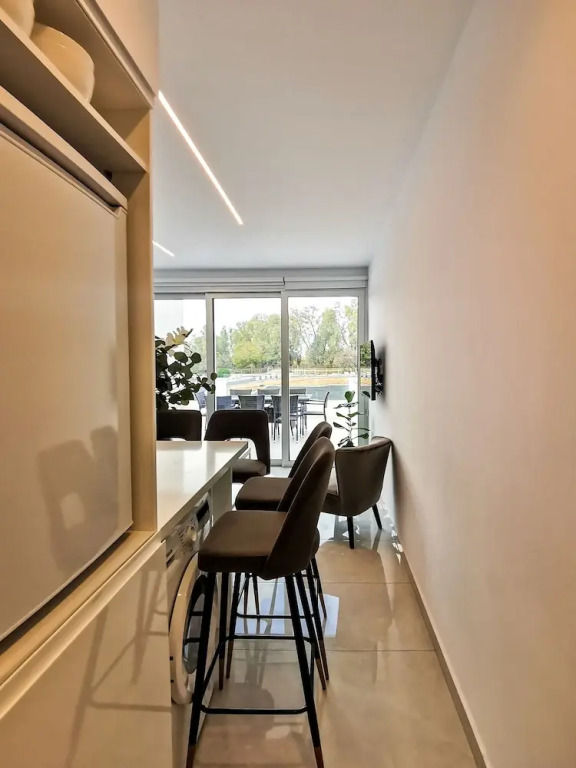 Phaedrus Living: Seaside Deluxe Flat Harbour 107