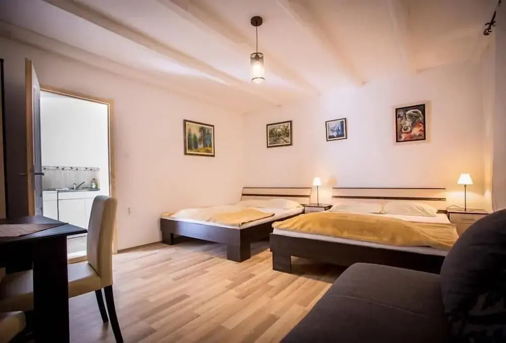 Dve kuce pored jezera