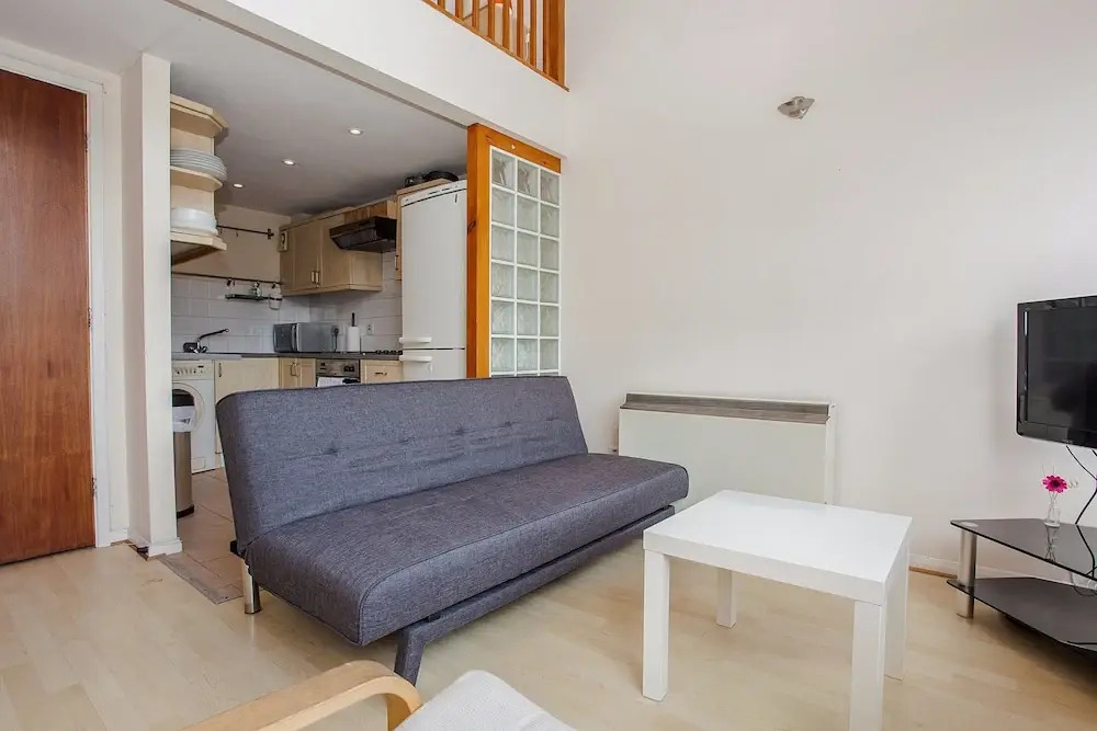 A Bright Top Floor Maisonette Along The Quays