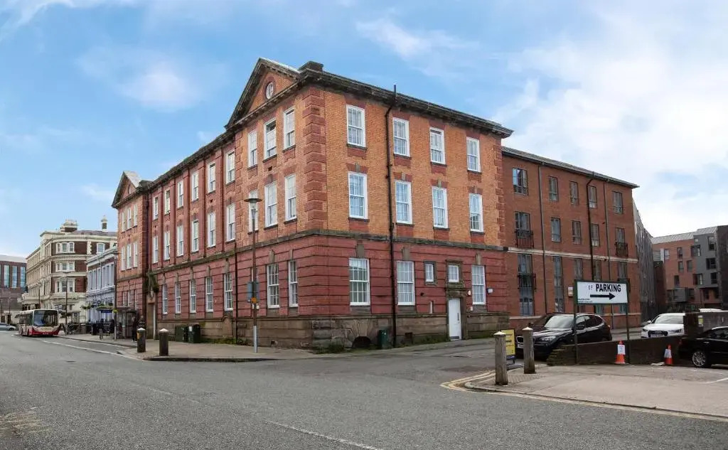 Chester railway station luxury apartment - sleeps 4 & FREE parking!