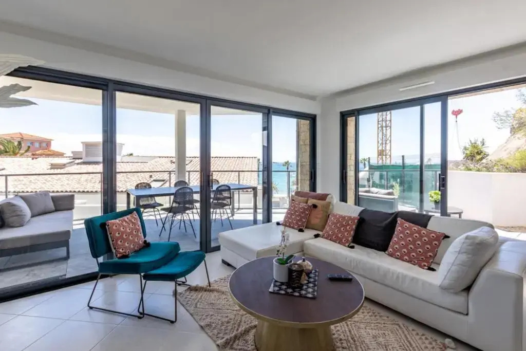 Modern apt with BALCONY at 1mn walk from the BEACH