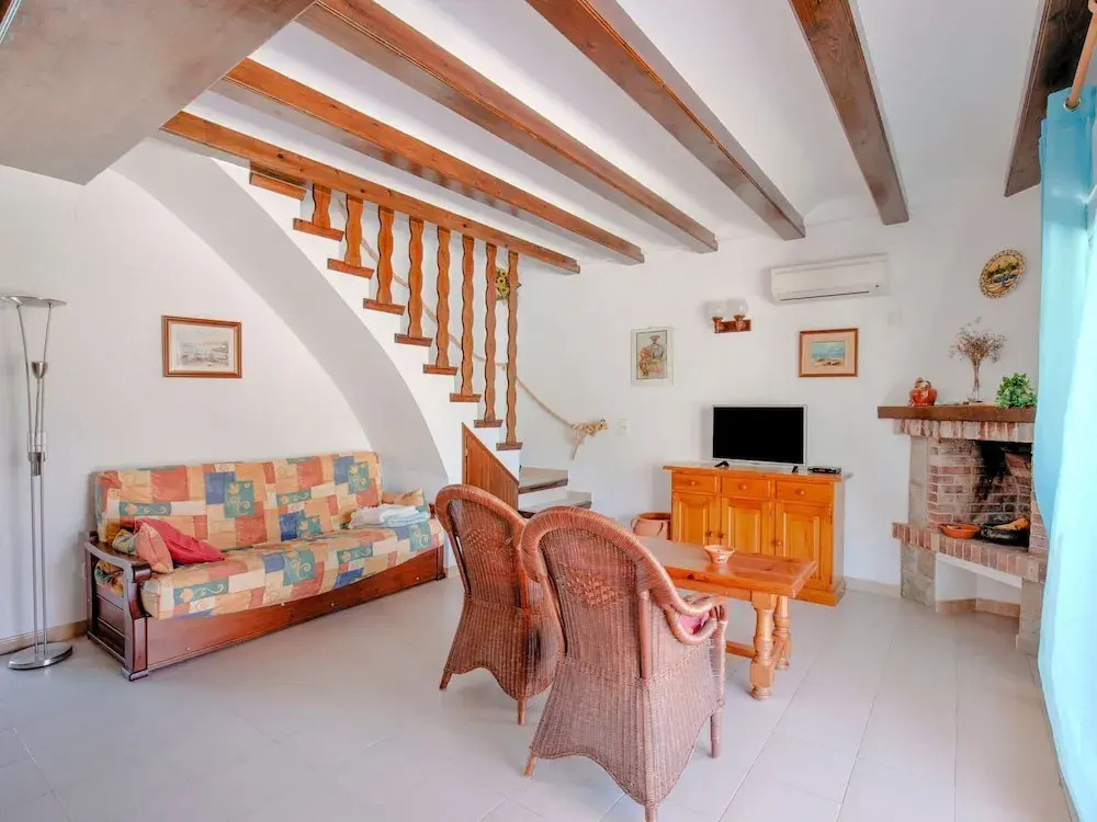 House for 4 With Private Swimming Pool, Near the Beach