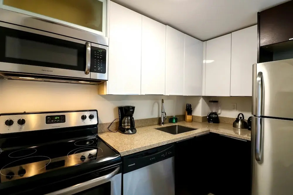 Bayshore Chic Apartment with Marina View