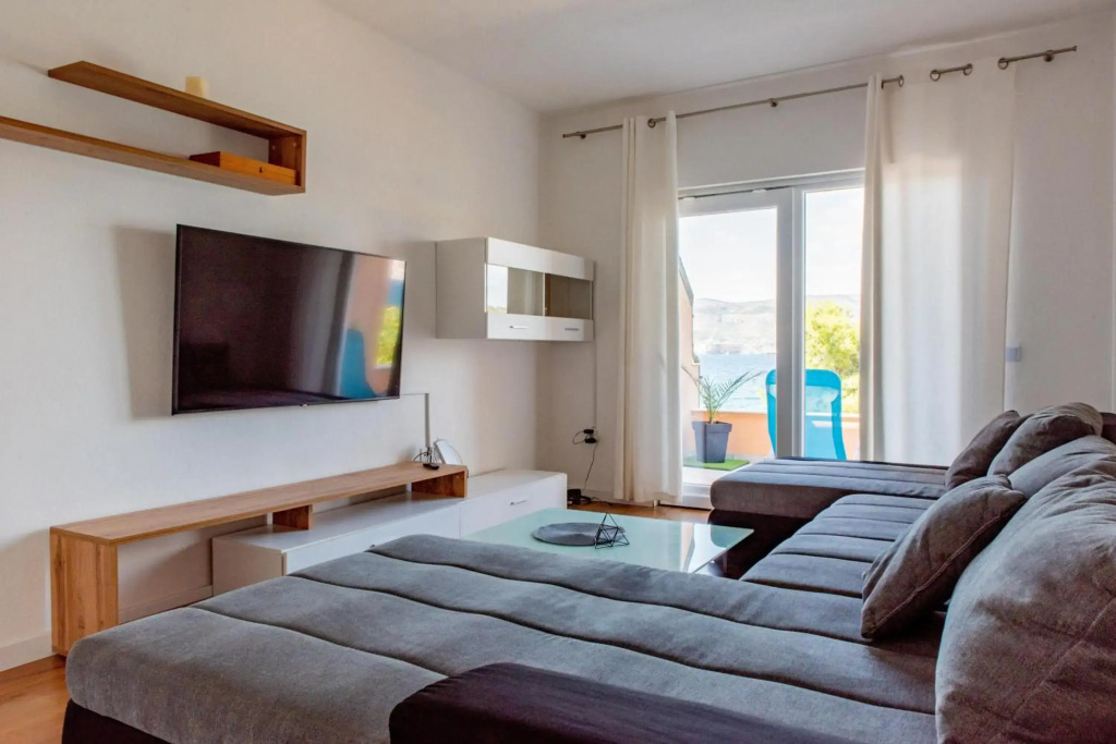 Beach Holiday home with private jacuzzi & parking