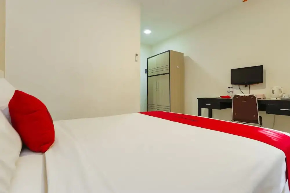RedDoorz near Universitas Sebelas Maret