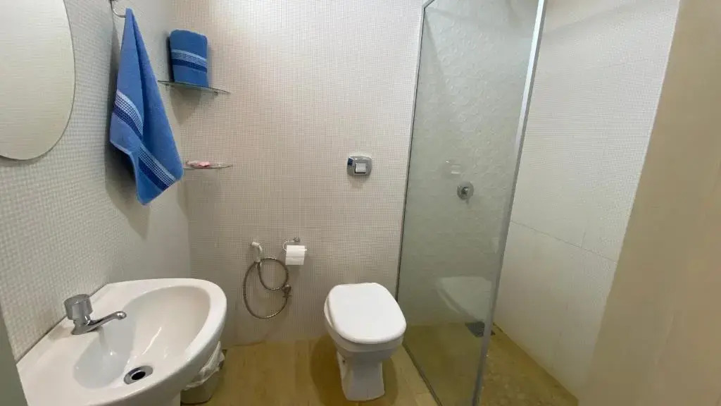 Agradable dormitorio en suite con estacionamiento privado
