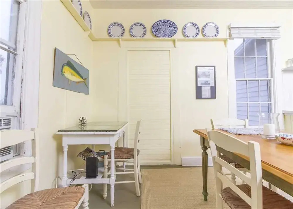 The Historic Lodge, 5 Bedrooms, Sleeps 10, Ocean Front, WiFi