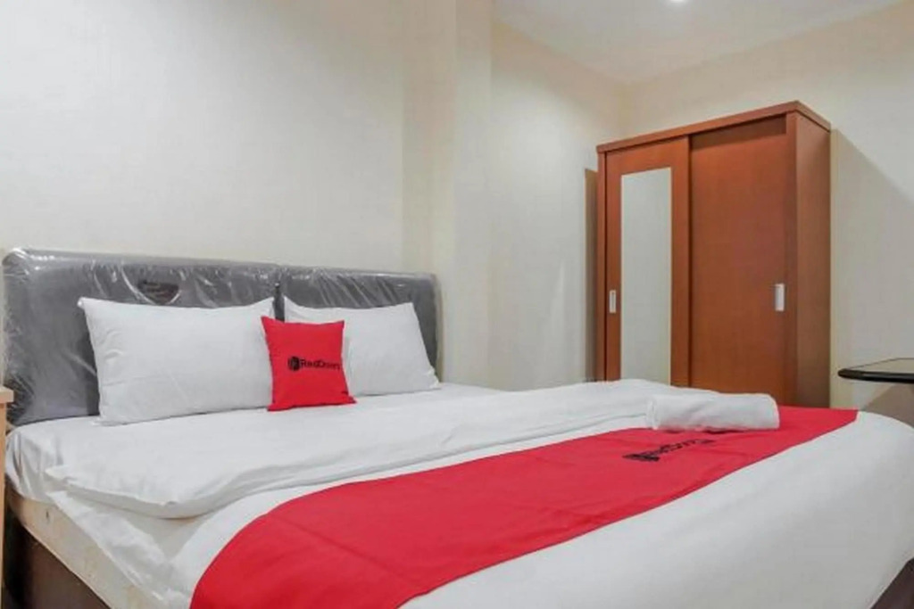 RedDoorz @ Jalan Biak Roxy Jakarta