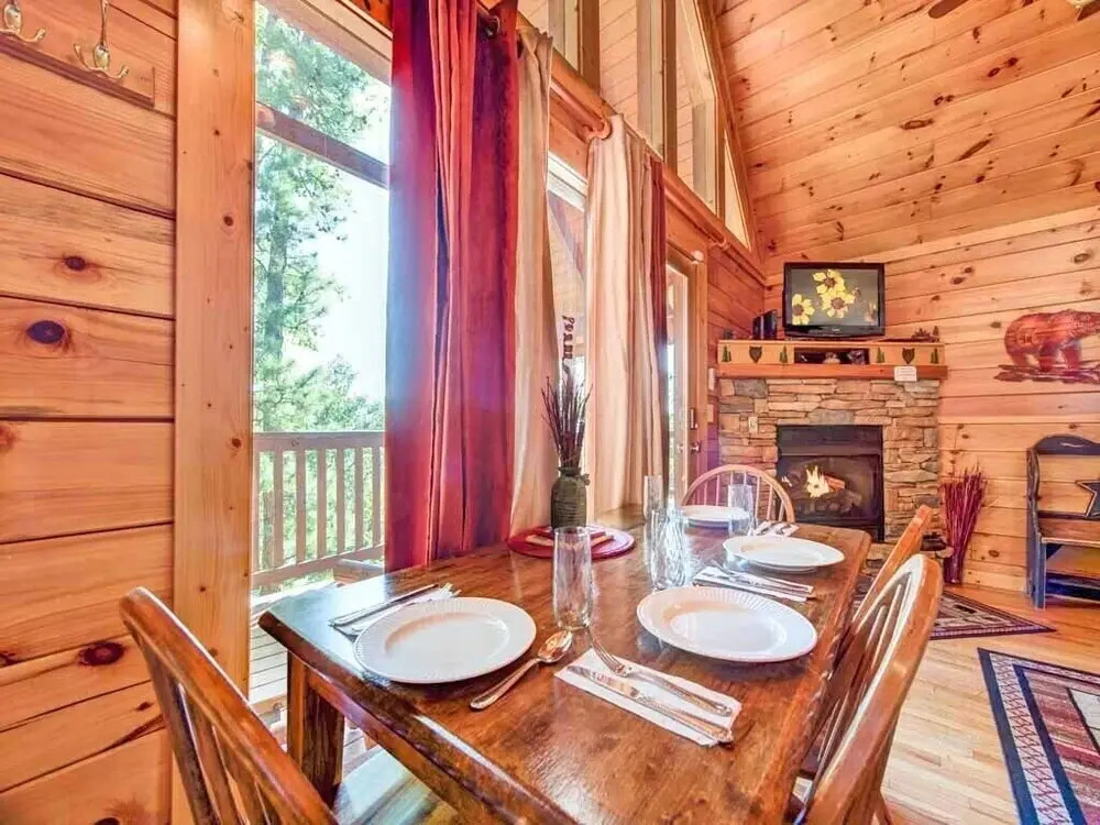 Knotty N Nice 2 Bedroom Home with Hot Tub